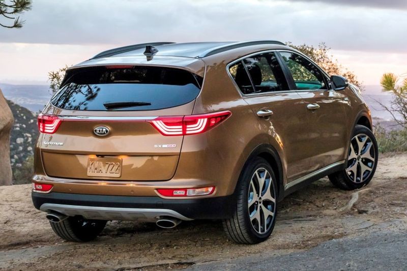 Đánh giá xe Kia Sportage 2017 có đuôi xe bóng bảy và mạnh mẽ.