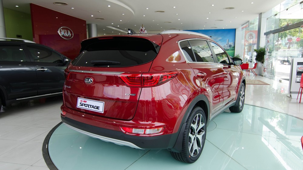 Đánh giá xe Kia Sportage 2017 có đèn hậu LED kiểu 3D rất bắt mắt.