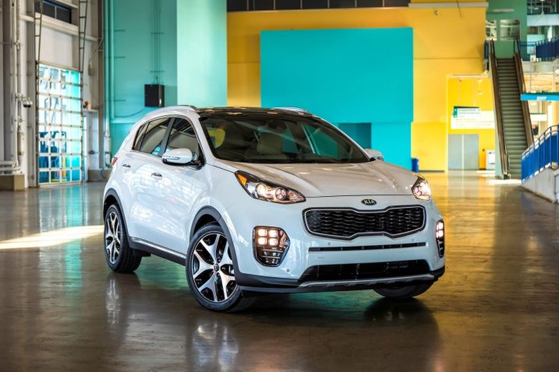 Đánh giá xe Kia Sportage 2017 có đèn pha và đèn sương mù phá cách độc đáo.