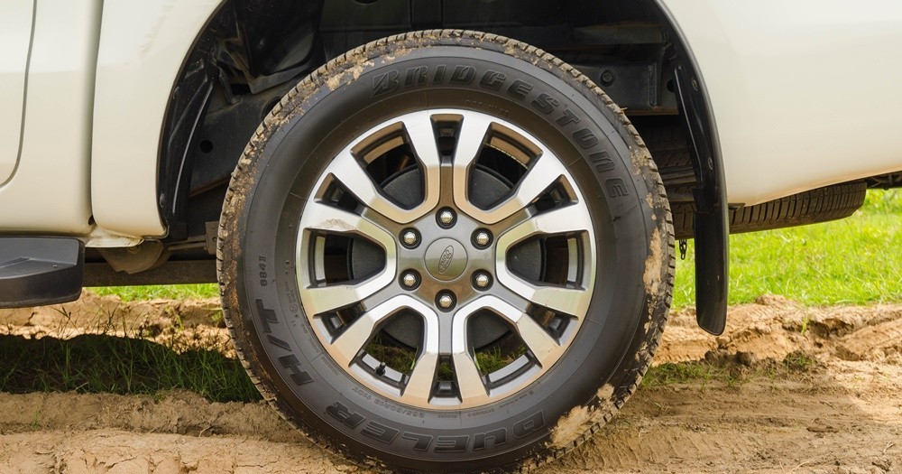 Đánh giá xe Ford Ranger 2016 có mâm xe cỡ 18 inch với la zăng 6 chấu kép