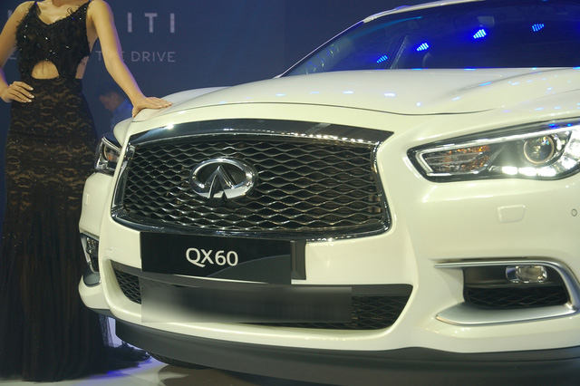 Đánh giá xe Infiniti QX60 2016 có lưới tản nhiệt hình tổ ong mới mẻ.