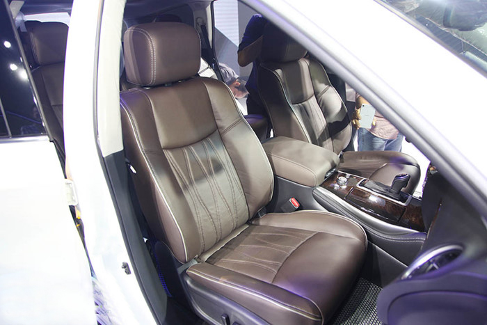 Đánh giá xe Infiniti QX60 2016 có các hàng ghế bọc da cao cấp.