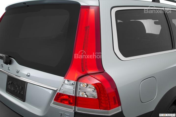 Đánh giá xe Volvo XC70 2016: Đèn hậu nổi bật phía đuôi xe.