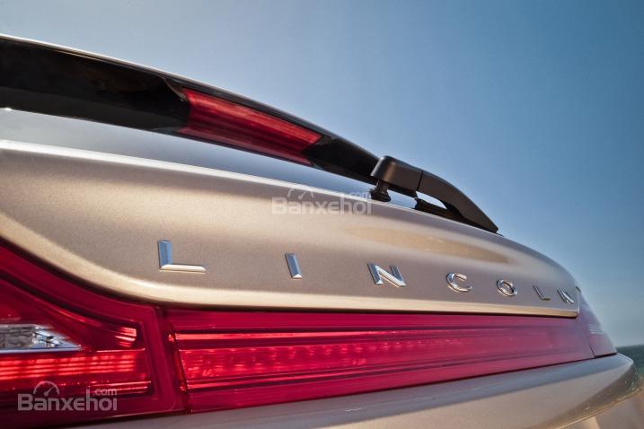 Đánh giá xe Lincoln MKC 2017: Xe đặc trưng với đèn hậu cỡ lớn.