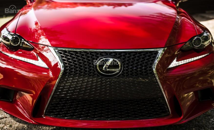 Đánh giá xe Lexus IS 2016: Lưới tản nhiệt con quay lớn.