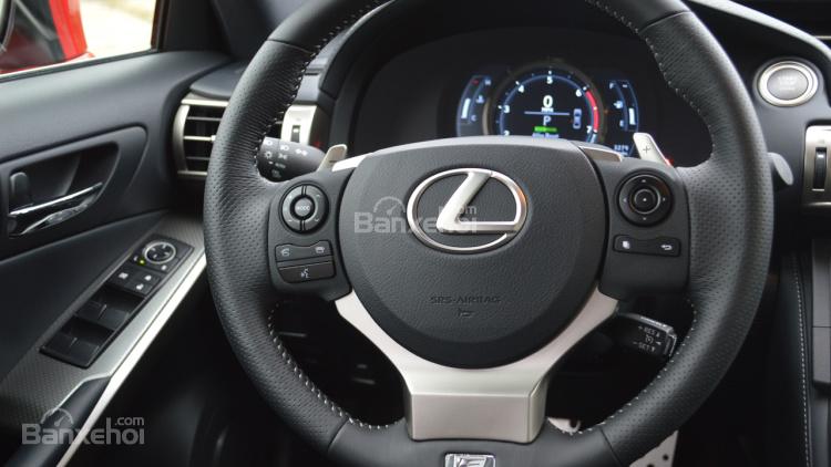 Đánh giá xe Lexus IS 2016: Vô lăng xe bọc da.