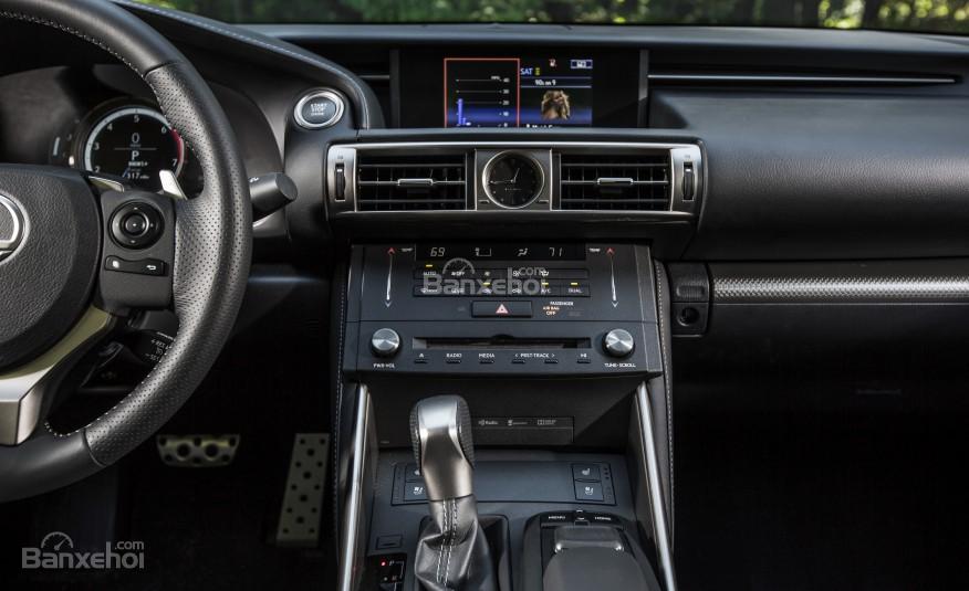 Đánh giá xe Lexus IS 2016: Bảng điều khiển xe với các nút bấm.