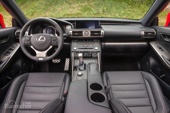 Đánh giá xe Lexus IS 2016: Nội thất xe được đánh giá là một trong những nội thất đẹp nhất phân khúc.