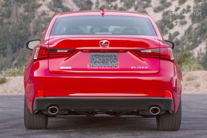 Đánh giá xe Lexus IS 2016: Đuôi xe với logo của hãng phía sau.