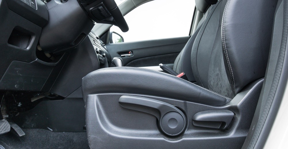 Đánh giá xe Suzuki Vitara 2015: 2 ghế ngồi hàng trước phải chỉnh tay.