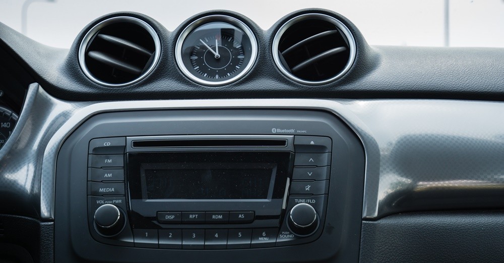 Đánh giá xe Suzuki Vitara 2015: hệ thống điều hòa tự động một vùng với giao diện thân thiện.