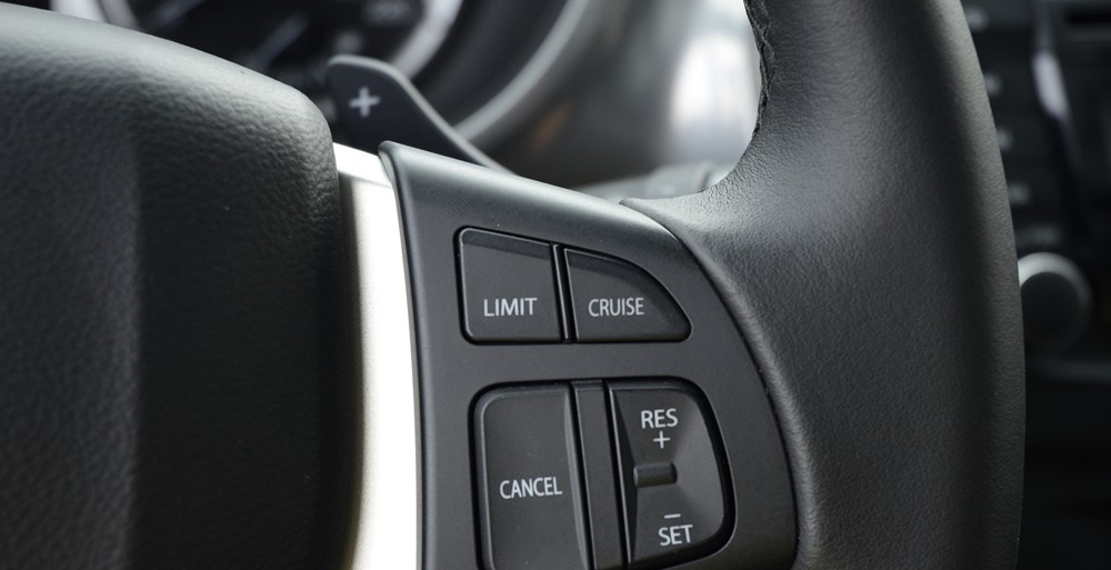 Đánh giá xe Suzuki Vitara 2015: Các nút bấm được tích hợp trên vô-lăng xe.