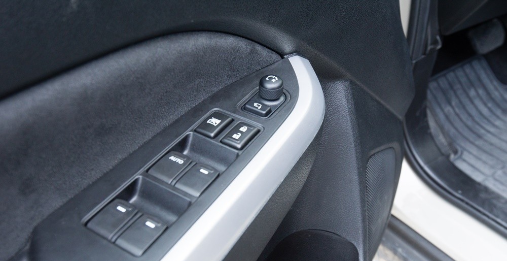 Đánh giá xe Suzuki Vitara 2015: Các phím bấm chức năng được tích hợp trên cửa xe.