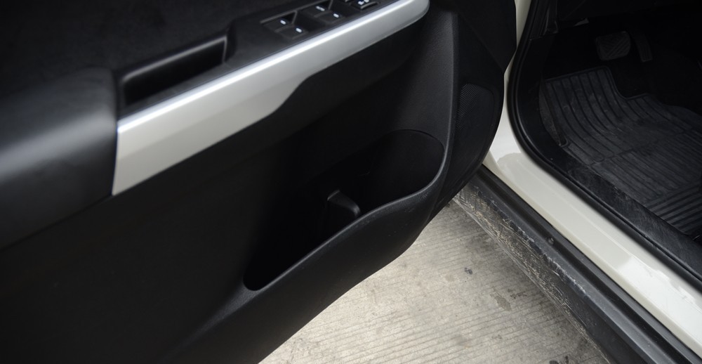Đánh giá xe Suzuki Vitara 2015: Hộc chứa đồ bên trong cửa xe tiện dụng.
