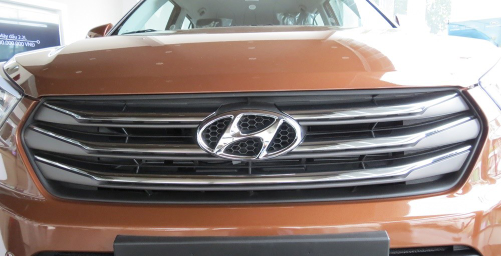 Đánh giá xe Hyundai Creta 2015 có lưới tản nhiển bản lớn với 3 thanh ngang.
