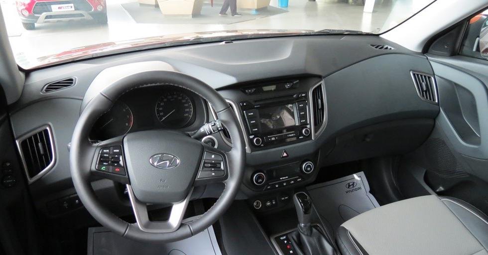Đánh giá xe Hyundai Creta 2015 có bảng tap-lô thiết kế hiện đại và trẻ trung.