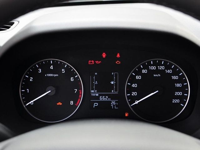 Đánh giá xe Hyundai Creta 2015 có cụm đồng hồ lái dạng oval kèm màn hình LCD nhỏ ở giữa.