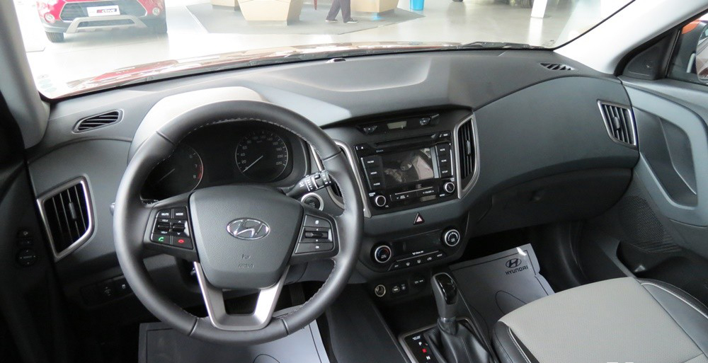 Đánh giá xe Hyundai Creta 2015 có vô lăng bọc da 3 chấu thể thao.