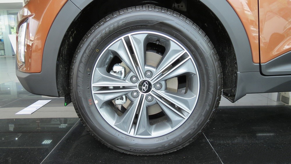 Đánh giá xe Hyundai Creta 2015 có mâm xe 17 inch 5 chấu kép.