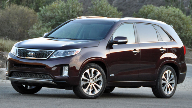 So sánh xe Toyota Innova và Kia Sorento - Khi xe gia đình đụng xe cá nhân So sánh xe Toyota Innova và Kia Sorento - Khi xe gia đình đụng xe cá nhân 1