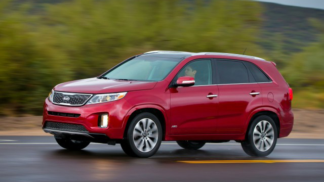 So sánh xe Toyota Innova và Kia Sorento - Khi xe gia đình đụng xe cá nhân So sánh xe Toyota Innova và Kia Sorento - Khi xe gia đình đụng xe cá nhân 7