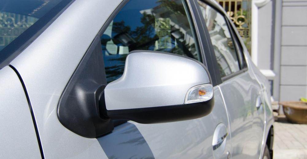 Đánh giá xe Renault Logan 2015 có gương xe tích hợp đèn LED nhỏ báo rẽ.