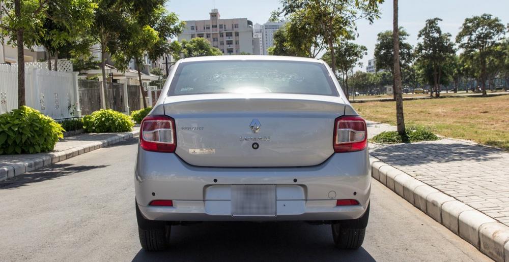 Đánh giá xe Renault Logan 2015 có đuôi xe thiết kế hơi thô.