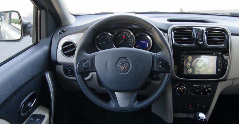 Đánh giá xe Renault Logan 2015 có vô lăng ốp nhựa giả da 3 chấu.