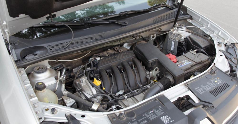 Đánh giá xe Renault Logan 2015 có động cơ I4 với hộp số tự động 5 cấp.