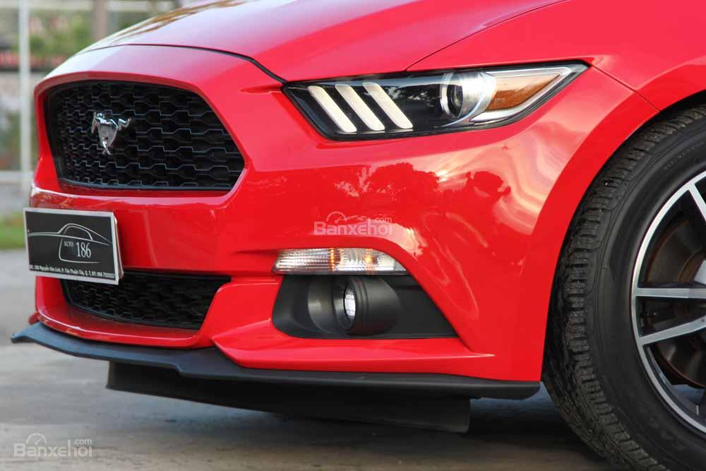 Đánh giá xe Ford Mustang 2015 có đèn sương mù LED, lưới tản nhiệt hình sóng biển.