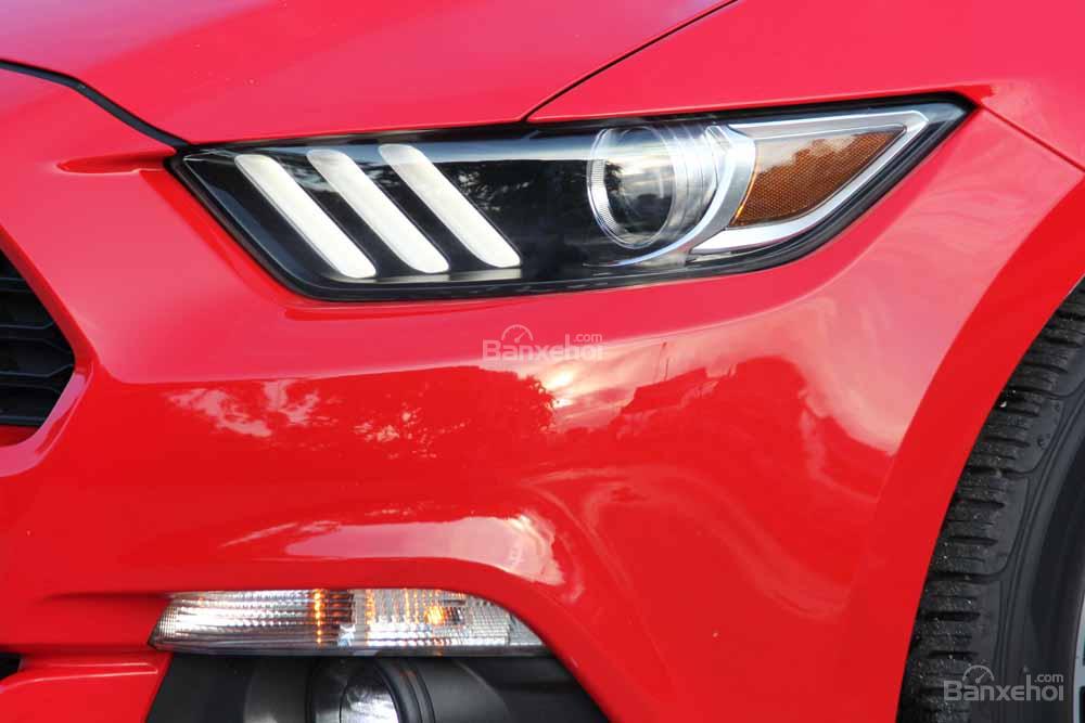 Đánh giá xe Ford Mustang 2015 có đèn pha kết hợp giữa LED và Bi-Xenon.