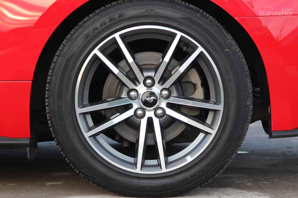 Đánh giá xe Ford Mustang 2015 có mâm 19 inch Ebony Black kết hợp lốp Pirelli P Zero.