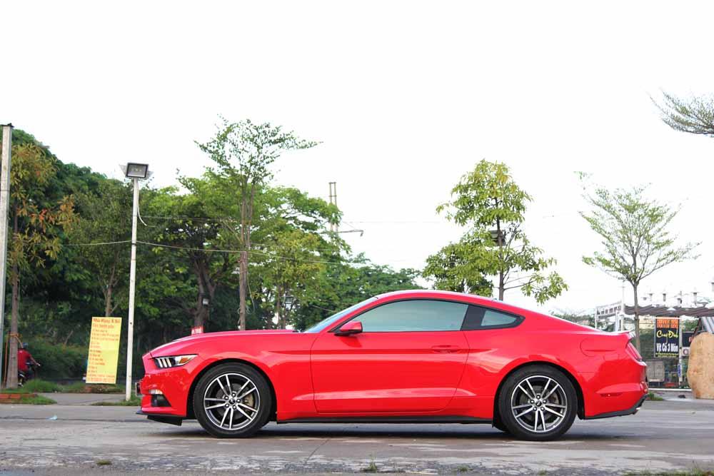 Đánh giá xe Ford Mustang 2015 có mũi xe dài, trần xe thấp tôn lên vẻ thể thao cho xe.