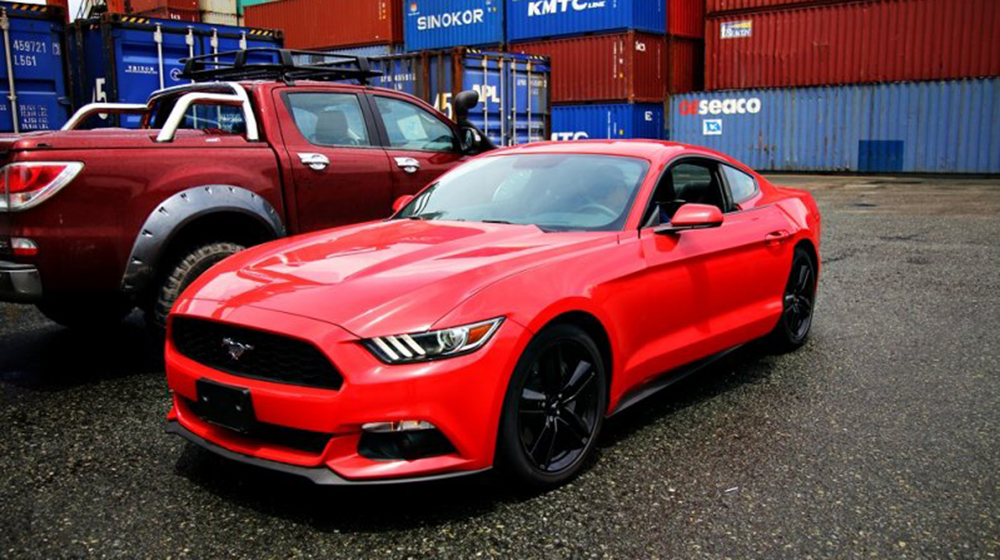 Đánh giá xe Ford Mustang 2015 có tay nắm cửa sơn đồng màu xe, gương chiếu hậu chỉnh/gập điện.