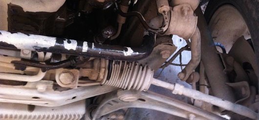 Các lỗi thường gặp với hệ thống lái trên xe ô tô: Hiện tượng chảy dầu ở thước lái Các lỗi thường gặp với hệ thống lái trên xe ô tô 5