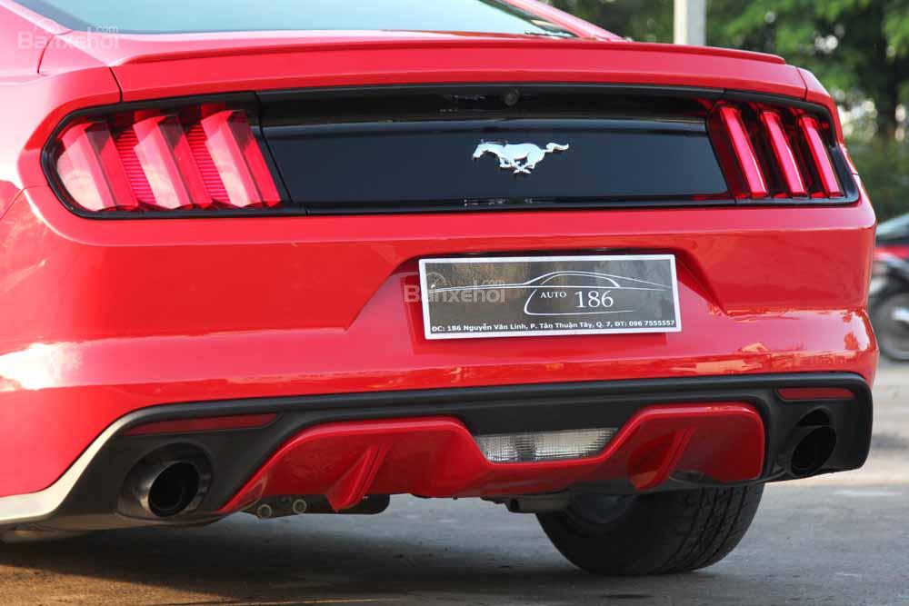 Đánh giá xe Ford Mustang 2015 có cụm ống xả giấu dưới gầm xe cùng cản sau hầm hố.