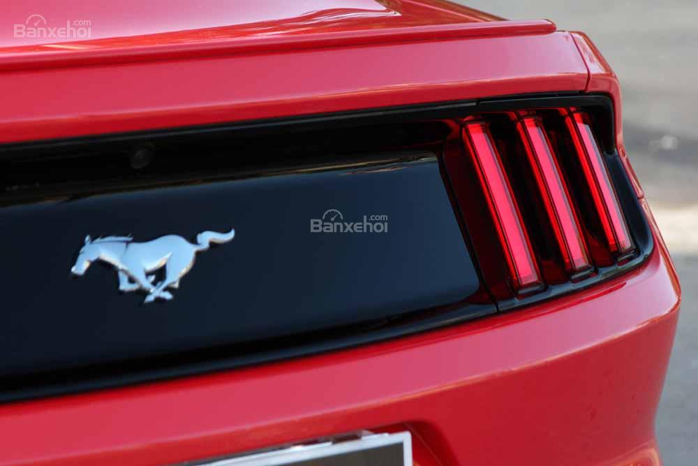 Đánh giá xe Ford Mustang 2015 có đèn hậu LED từng thanh dọc và logo ngựa mạ crom.