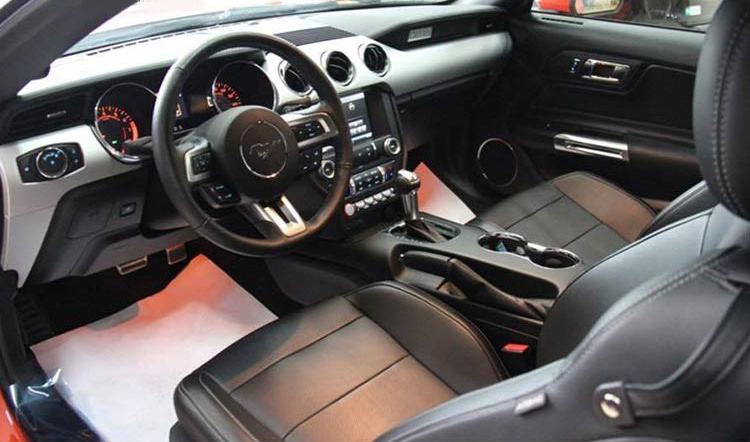 Đánh giá xe Ford Mustang 2015 có hàng ghế trước ôm lưng thể thao, chỉnh điện 6 hướng.
