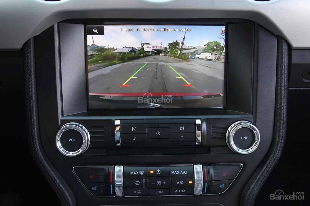 Đánh giá xe Ford Mustang 2015 có màn hình cảm ứng đa tính năng.