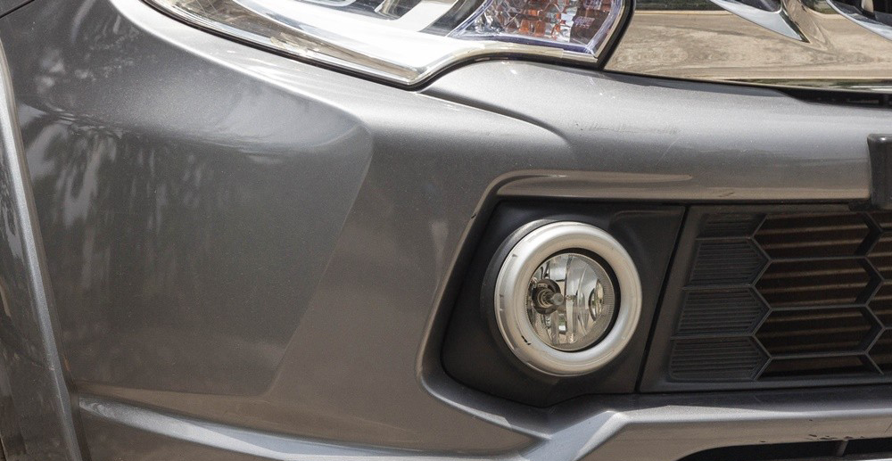 Đánh giá xe Mitsubishi Triton 2016 có đèn sương mù dạng LED cao và hơi lồi nhẹ một chút.