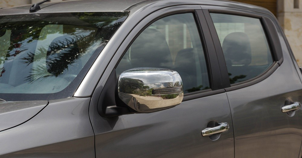 Đánh giá xe Mitsubishi Triton 2016 có kính chiếu hậu bên ngoài mạ crom kèm LED báo rẽ.