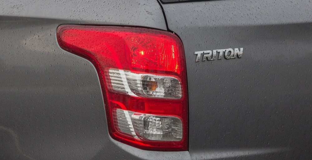 Đánh giá xe Mitsubishi Triton 2016 có đèn hậu LED có 3 bóng rõ rệt.