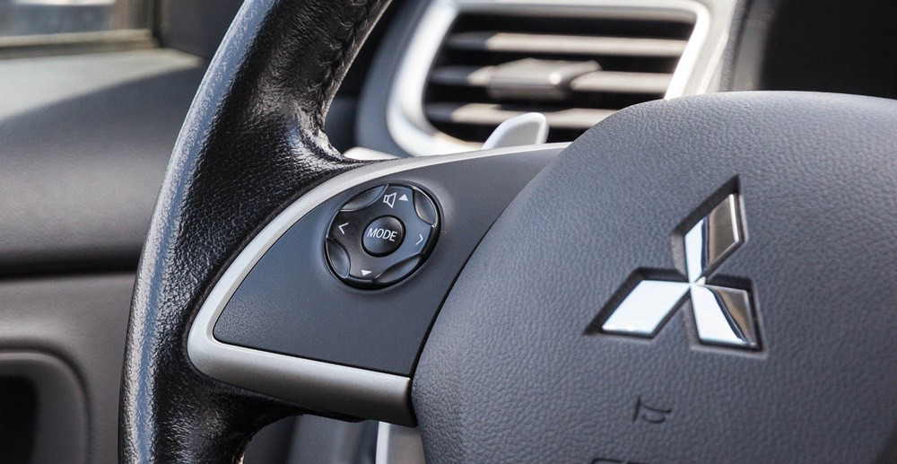 Đánh giá xe Mitsubishi Triton 2016 có vô lăng được trang bị các phím điều hướng.