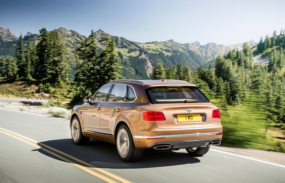 Đánh giá xe Bentley Bentayga có đuôi xe trông nhẹ nhàng nhưng vẫn rất sang trọng.