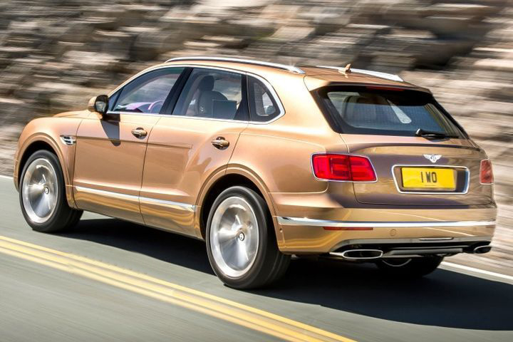 Đánh giá xe Bentley Bentayga có cặp ống xả dài và dẹt, cản sau còn ốp kim loại mạ crom bóng loáng.