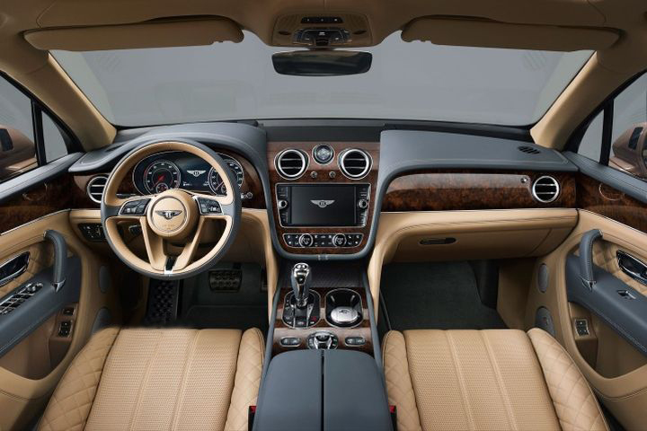 Đánh giá xe Bentley Bentayga có toàn bộ ghế bọc da cao cấp, ghế lái chỉnh điện 22 hướng.