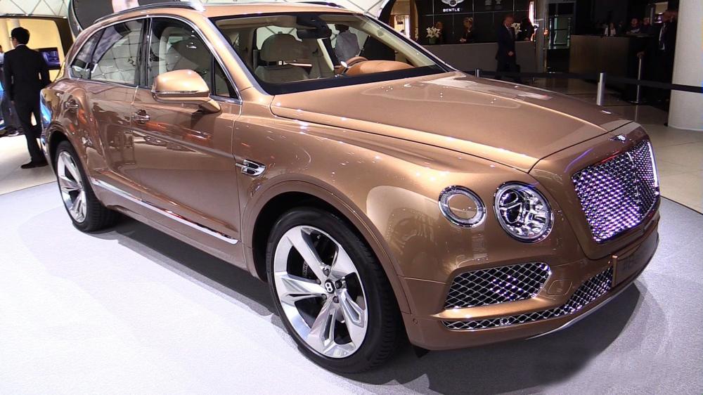 Đánh giá xe Bentley Bentayga có lưới tản nhiệt mắt cáo đặc trưng, viền mạ crom sang trọng.