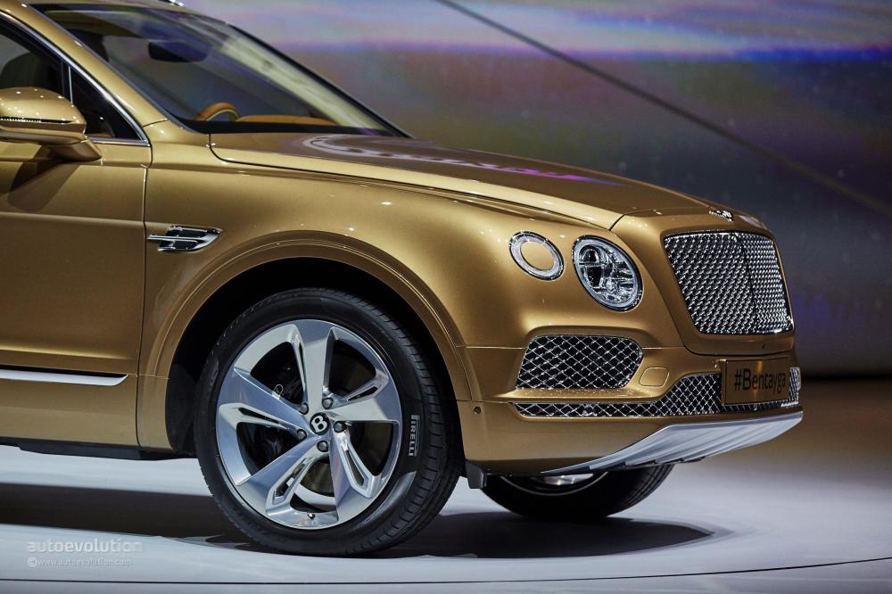 Đánh giá xe Bentley Bentayga có mâm xe 5 chấu đơn bản to cỡ 22 inch.