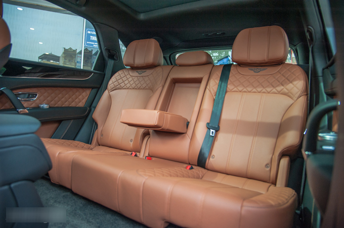 Đánh giá xe Bentley Bentayga có 3 ghế ở hàng ghế sau ở phiên bản cao cấp nhất.
