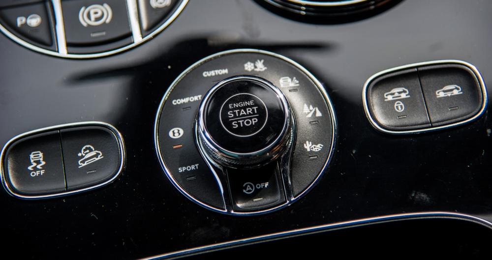 Đánh giá xe Bentley Bentayga có đề nổ start-stop và núm xoay điều chỉnh các chế độ lái.